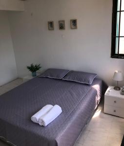 a bedroom with a bed with two towels on it at Habitaciones independientes cerca al aeropuerto 3 in Cartagena de Indias