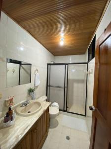 uma casa de banho com um lavatório, um WC e um chuveiro em Habitaciones independientes cerca al aeropuerto 3 em Cartagena das Índias