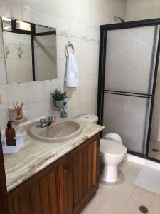 y baño con lavabo y aseo. en Habitaciones independientes cerca al aeropuerto 3, en Cartagena de Indias