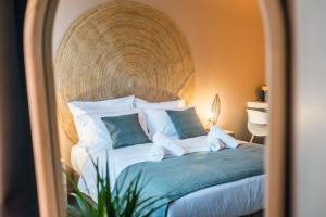 A bed or beds in a room at Athens Gem