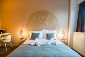 A bed or beds in a room at Athens Gem