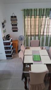 uma loja com duas mesas e cadeiras num quarto em Camilyn Home Stay em General Trias