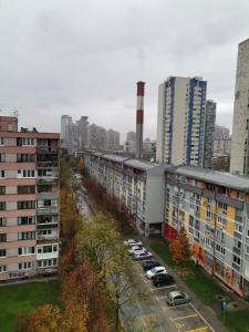 eine Luftansicht einer Stadt mit Gebäuden und Autos in der Unterkunft Apartment Melli in Sarajevo