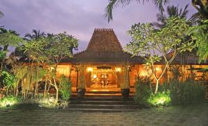 a house with a staircase leading to it at night at Jogloplawang Villa&Resort in Kaliurang