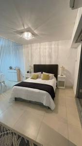 1 dormitorio con 1 cama grande en una habitación blanca en Madero Harbour , seguridad 24 hs y parking en Buenos Aires