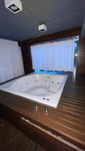 una gran bañera blanca en una habitación en Madero Harbour , seguridad 24 hs y parking en Buenos Aires