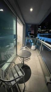 - Balcón con mesa y sillas en un edificio en Madero Harbour , seguridad 24 hs y parking en Buenos Aires
