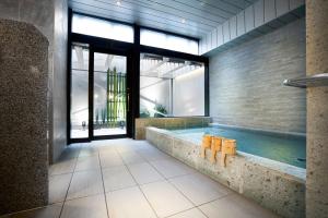 - une piscine dans un bâtiment avec une baignoire dans l'établissement Courtyard by Marriott Osaka Honmachi, à Osaka