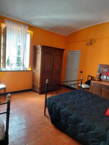 ein Schlafzimmer mit einem großen Bett und einem Fenster in der Unterkunft Nonna Litta in Albenga