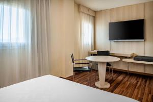 TV a/nebo společenská místnost v ubytování AC Hotel La Línea by Marriott