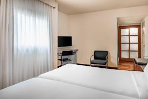 TV a/nebo společenská místnost v ubytování AC Hotel La Línea by Marriott