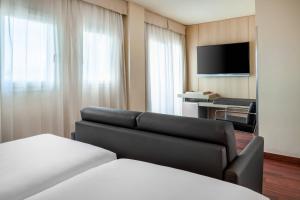 TV a/nebo společenská místnost v ubytování AC Hotel La Línea by Marriott