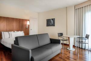 Posezení v ubytování AC Hotel La Línea by Marriott