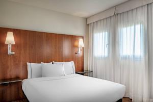 Postel nebo postele na pokoji v ubytování AC Hotel La Línea by Marriott