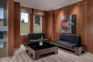 Posezení v ubytování AC Hotel La Línea by Marriott