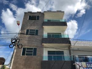 ein hohes Gebäude mit Seitenfenstern in der Unterkunft Edificio Itzé SOLARIS Apto 3 habitaciones in Tolú