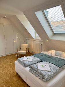 um quarto no sótão com 2 camas e uma clarabóia em bedinBERN Aparthotel em Berna