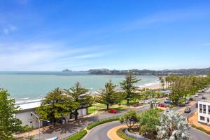 z powietrza widok na ulicę i plażę w obiekcie Bayview Tower w mieście Yeppoon