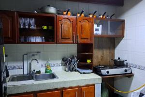 una cucina con lavandino e piano cottura di Casa de verano con Piscina San Andres a San Andrés