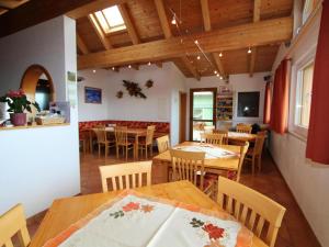 uma sala de jantar com mesas e cadeiras de madeira em Glantaler em Liebenfels