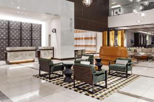 Marriott Panama Hotel - Albrook في مدينة باناما: لوبي فندق فيه كراسي وطاولة