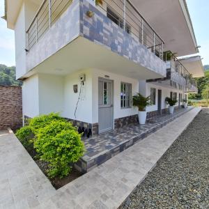 a house with a walkway leading to the front door at Ecohotel Linda Judith in Bahía Solano