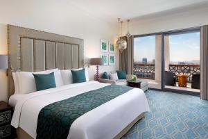Postel nebo postele na pokoji v ubytování Ajman Saray, a Luxury Collection Resort, Ajman