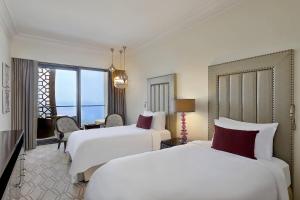 Postel nebo postele na pokoji v ubytování Ajman Saray, a Luxury Collection Resort, Ajman