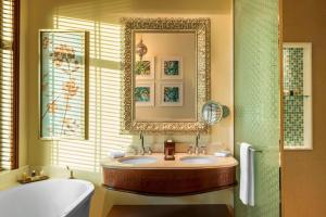 Koupelna v ubytování Ajman Saray, a Luxury Collection Resort, Ajman