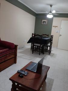 sala de estar con mesa de centro con ordenador portátil en Lavalle 899 en San Miguel de Tucumán