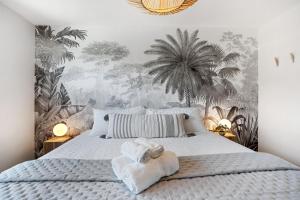 Ένα ή περισσότερα κρεβάτια σε δωμάτιο στο @ Marbella Lane - 3BR Coastal Escape in Pacifica