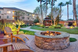 a fire pit in a yard with two chairs and a table at Courtyard Milpitas Silicon Valley in Milpitas