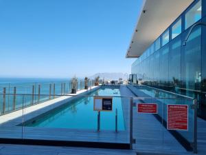 a swimming pool on the side of a building at Espectacular vista Antofagasta-SOLO ADULTOS in Antofagasta