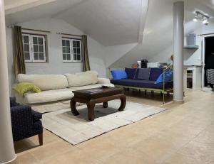 een woonkamer met een bank en een salontafel bij À Descoberta d'Angra! in Angra do Heroísmo