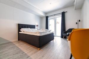 1 dormitorio con 1 cama en una habitación en Stylish and serviced Studio apartment in Lofoten en Svolvær