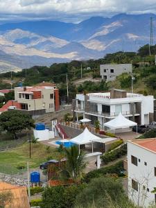 une ville avec des bâtiments blancs et des montagnes en arrière-plan dans l'établissement RESIDENCIA LOLITA, à Santa Isabel