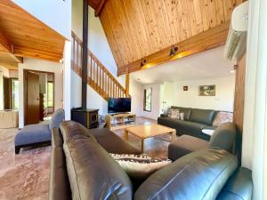 Sublime Cedar Lodge Leura的休息区
