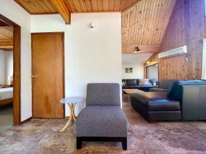 Sublime Cedar Lodge Leura的休息区