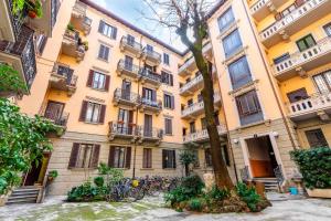 un grande edificio con biciclette parcheggiate di fronte di Milano - Buenos Aires - wi-fi - Netflix - metro a Milano