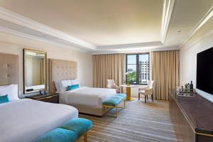 亞特蘭大的住宿－亞特蘭大瑞吉酒店，酒店客房设有两张床和一台平面电视。