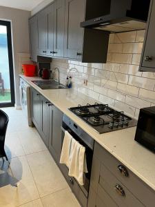 cocina con fogones y encimera en 2b Seymour road, en Hackbridge