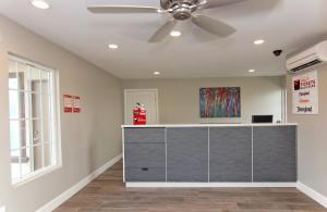 a room with a ceiling fan and a counter at Hotel 414 Anaheim in Anaheim