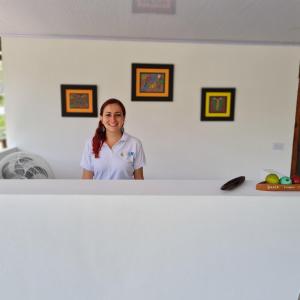 una mujer parada detrás de un mostrador en una cocina en Ecohotel Linda Judith, en Bahía Solano