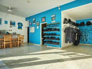un magasin avec des murs bleus et une exposition de chaussures dans l'établissement Onlyou Villas, à Amed