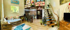 ein Zimmer mit einem Wohnzimmer mit einer Wendeltreppe in der Unterkunft Hidden of Cailan Inn in El Nido