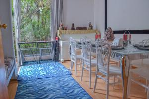 comedor con mesa, sillas y ventana en Casa grande en Coyoacán ideal para familias y varios acompañantes, en Ciudad de México