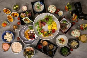 una mesa con muchos platos de comida. en Hotel Forza Kyoto Shijo Kawaramachi, en Kioto