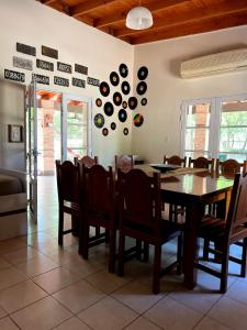 jadalnia ze stołem i krzesłami w obiekcie Finca Lo de Jose w mieście La Banda