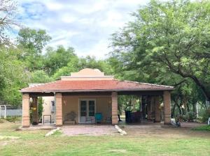 una pequeña casa con techo rojo en Finca Lo de Jose en La Banda