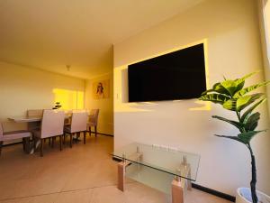 ein Wohnzimmer mit einem großen Flachbild-TV an der Wand in der Unterkunft Departamento vista al mar 3 habitaciones 2 baños in Constitución